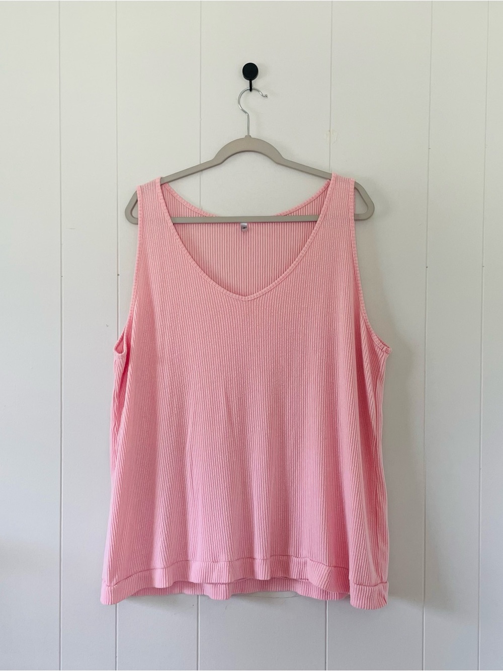 Acting Pro Light Pink Ribbed V-Neck Tank Top